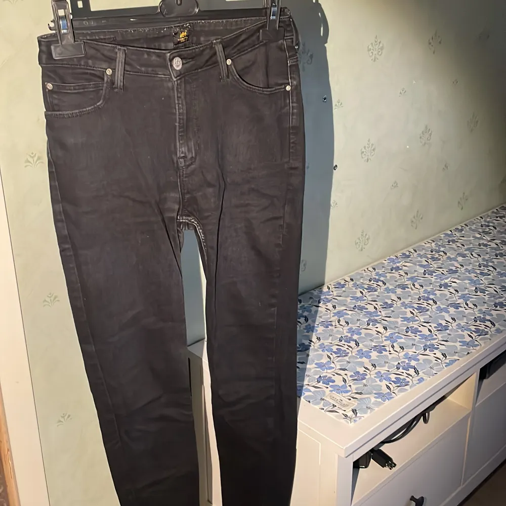 Svarta jeans från Lee i Modellen Scarlett (skinny) extremt skönt msterial som sitter snyggt på   storlek 31/31 . Jeans & Byxor.