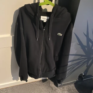 Lacost sip upp tröja storlek xs men passar s,m - Sip tröja Lacoste ny pris 1000 får den för 400