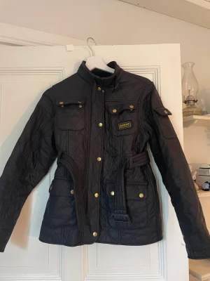 Säljer Barbour jacka - Nypris: 2000kr Säljes för 500 Väldigt fint skick, inga fläckar eller hål, ej solblekt  Juniorstorlek XXL passar bra för äldre ungdomar men motsvarar S 