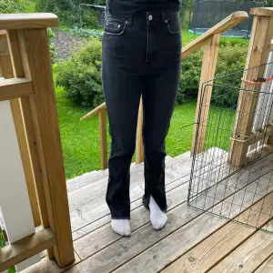 Svarta/gråa jeans från Gina tricot med slits som nu inte används längre. Storlek 34 och avklippta för att passa min längd (163 cm)👍Fint skick!