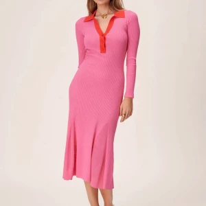 Adoore collar knitted dress - Köpt för 1,5 år sedan men endast använd 1 gång. Säljer pga för stor för mig, för referens är jag vanligtvis en S/M men denna skulle jag säga är i M/L. Modellen finns inte längre att köpa på adoores hemsida så perfekt om man tidigare inte fått tag på den. 