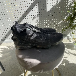 Nike skor - Nike skor köpta på jd för ett år sen pris 2500 men eftersom jg ej har kvitto och vill bli av med dem säljer jag dem för mycket billigare skick skulle jag säga 9/10 eftersom bubblorna på skorna fortfarande har mycket luft kom med prisförslag😃500sista pris