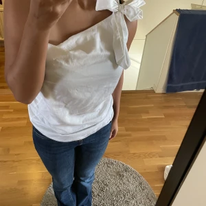 One shoulder topp - Det här är en topp som man kan justera lite själv, jag har valt att ha den som en one shoulder. 