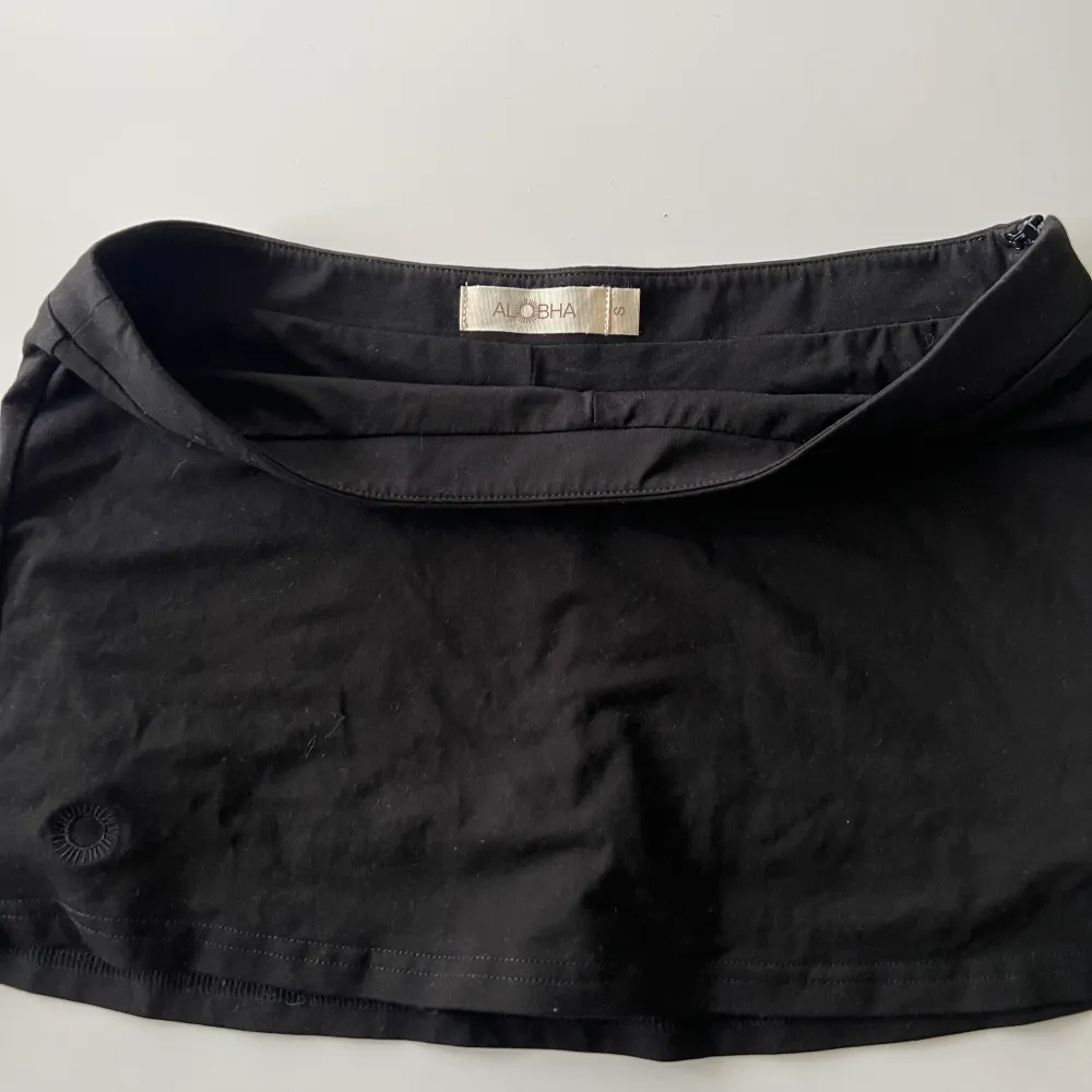 Jättefin kjol från Alobha Lable i nyskick, använd en gång men sen dess har den bara legat i garderoben 💗Köptes för 500 kr men ni får buda från 400 kr, köpare står för frakten och kan mötas upp om det är så 💗 . Kjolar.