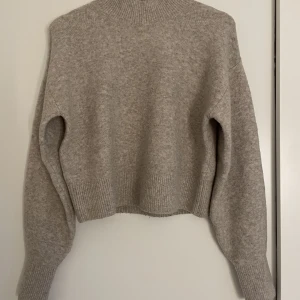 Stickad tröja - Fin stickad tröja från & Other Stories. Beige i färgen med lite grå inslag. 