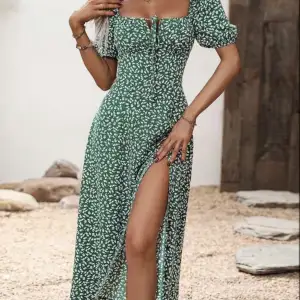 En fin grön klänning från shein, ordinarie pris typ runt 300☺️inga defekter då den ej är använd