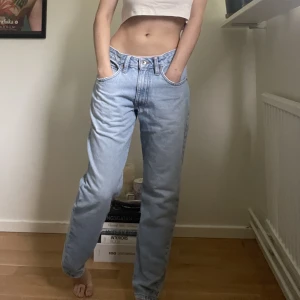 Jeans ljusblå - Ljusblå jeans, använda. Herr S. Passar liiite oversized på mig som har runt  25 i storlek i jeans. 