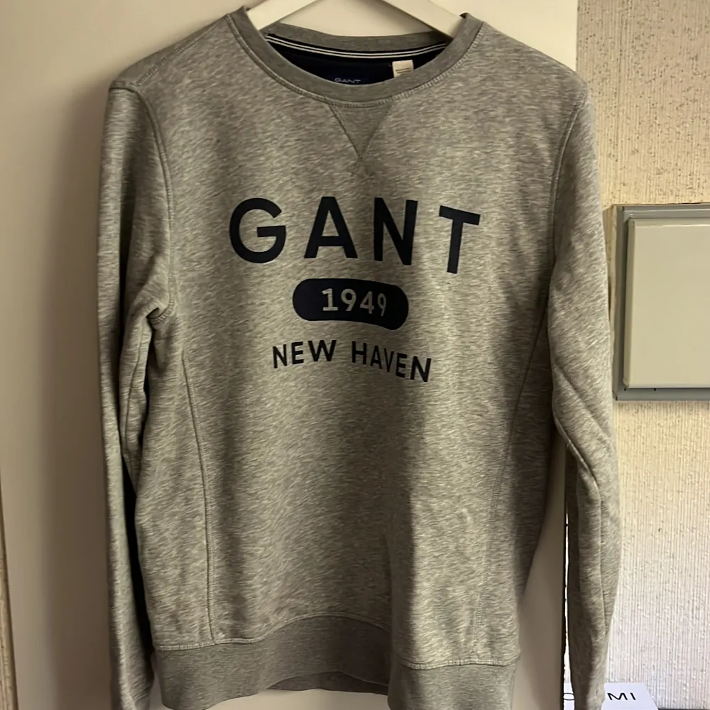 Grå Gant sweater storlek M. Jag är 185 cm lång o passformen är normal/bra. . Tröjor & Koftor.
