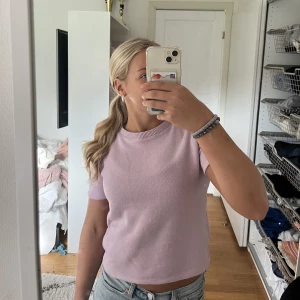 Stickad T-shirt💕 - Jättefin pastellila stickad T-shirt från Zara💕Jättefint skick, endast använd 1 gång. Pris kan diskuteras. Liten i storleken.