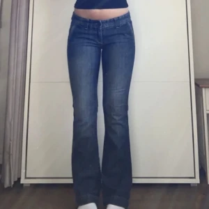Bootcut Jeans💙 - Säljer dessa skit snygga bootcut jeans💖 I jätte bra skick!! Snygga detaljer bak på fickorna😍 Skulle säga W26/L32