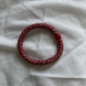 Röd guldig kknekki - En röd guldig kknekki som inte säljs längre. Köpt för 29kr 