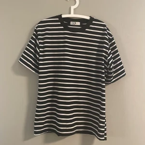 Oversized tshirt - Jättefin randig tröja som är oversized. Aldrig använd, skulle säga storleken är L🤗 kontakta mig om ni har några frågor<3