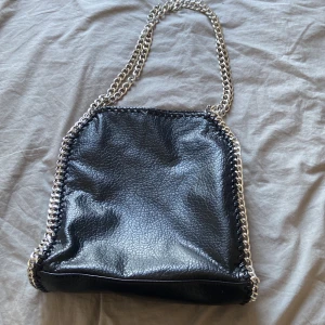 Väska - Säljer denna fina väska från tiamo pga att jag inte använder den längre🫶🏼 den är super fin och rymmer ganska mycket!! Ny pris 600kr 