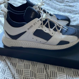 Hugo boss tokyo edition  - Hugo boss skor som har blivit för små. skorna är i skick 7/10 och inga skador.   Skorna kosta 2800kr nya  Mitt pris 1000kr Först till kvarn 