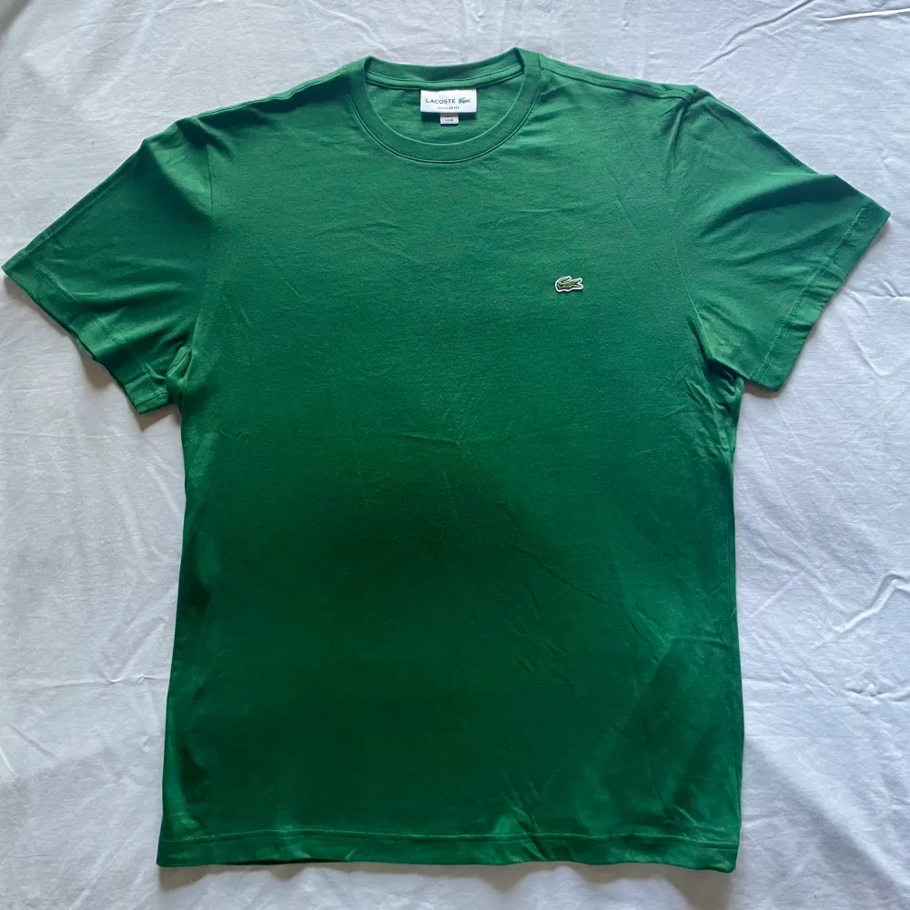 Säljer denna snygga Lacoste t-shirt , bra skick 09/10. T-shirts.