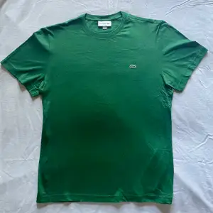 Säljer denna snygga Lacoste t-shirt , bra skick 09/10