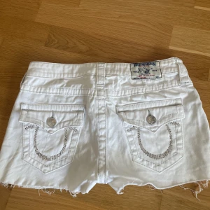 True religion shorts - Super coola true religion shorts! Vid frågor är det bara att kontakta💕 passar mig som brukar ha 34 i jeans 