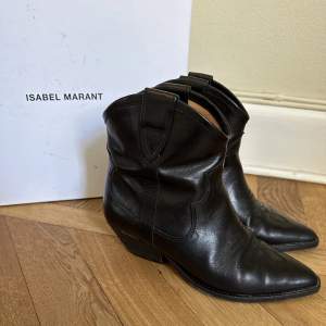 Säljer mina fina boots från Isabel Marant då dom förtjänar mer kärlek! Kommer med dustbag och box. Nypris är 7000 SEK