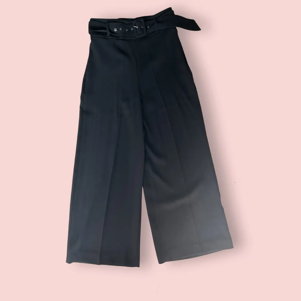 Svarta högmidjade byxor med matchande bälte (går att ta av). Byxorna är i storlek S och i nyskick. Du kan använda KÖP NU 🫶🧚. Jeans & Byxor.
