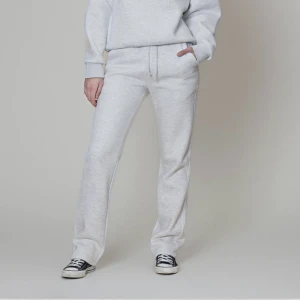 Lxa sweatpants - Säljer mina mjukisbyxor från lxa i färgen grey melange. Säljer pga har köpt ett par nya i större storlek! Mycket sparsamt använda och fortfarande väldigt sköna i tyget. 380kr och köparen står för frakt💖