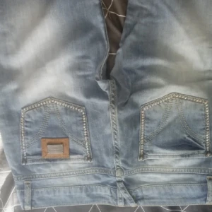Low waist jeans - Säljer dessa ursnygga jeans från Dolce Gabbana. Prislapp kvar, köpte här på plick men passa tyvärr inte. Skriv privat för mer frågor. Midjemått 40-41 tvärsöver, 80  innerbenslängd 
