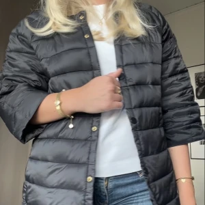 Jacka med trekvartsärmar herno - Liknar herno jacka med trekvarts långa ärmar super fin till hösten. Den är i XL men passar mig som har S