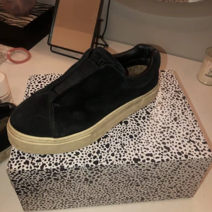 Eytys - Så snygga skor ifrån eytys i storlek 38 som jag köpte för ungefär 1 år sedan, de är sparsamt använda men har lite slitningar bak vid hälarna💕  Nya kostar 2500kr och jag säljer för 1000kr🌟