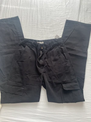 Cargo byxor  - Cargo byxor från stradivarius. Använt endast 1 gång, nytt skick. Straight fit, storlek 36💗