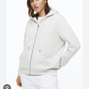 Grå ziphoodie - En grå supersnygg ziphoodie från hm i nyskick. Köpt för 250