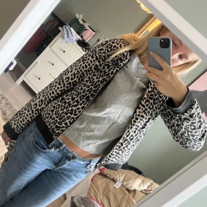 Leopard/svart bomberjacka - Jätte snygg bomberjacka som man kan ha åt båda håll! Både som leopard och svart!💞