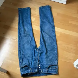 Säljer dessa weekday space jeans i ett mycket bra skick. Knappt använda. Ny pris 600