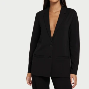 Blazer - Jätte snygg blazer från Nelly, använd endast fåtal gånger säljer för att den inte kommer till användning