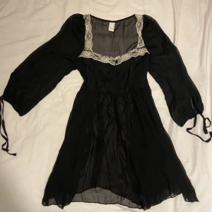 Klänning i mesh - Klänning/topp i mesh med så fin urringning 🫢 Säljer pga för liten för mig! Obs att den är see-through!  Kan mötas upp i sthlm eller frakta 💕 