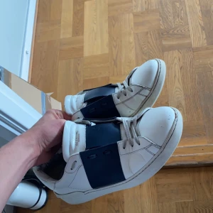Valentino skor - Säljer då jag sugen på nytt, st 43 låda finns med påse o allt förutom snören