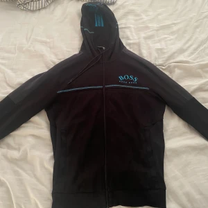 Hugo boss  - Köpt för ca 3 år sedan på johnells för 2000kr sällsynt finns knappt att hitta  Gjorde ny annons för många som budade. S/M