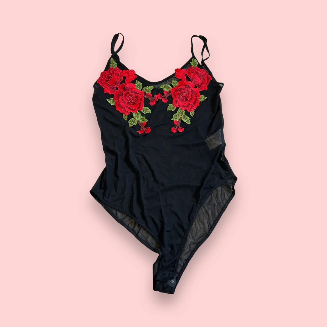 Mesh-body med broderade rosor 