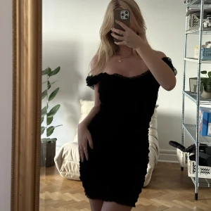 Klänning  - Jättecharmig klänning med spetsärmar och prickar! Ärmarna kan man ha uppe eller nere som på bilderna, så man kan ha dem precis som man själv vill! 🖤 