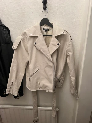 Skinnjacka  - Beige jacka i skinnimitstion från missguided, köpt på nelly. Aldrig använd, så fint skick. 