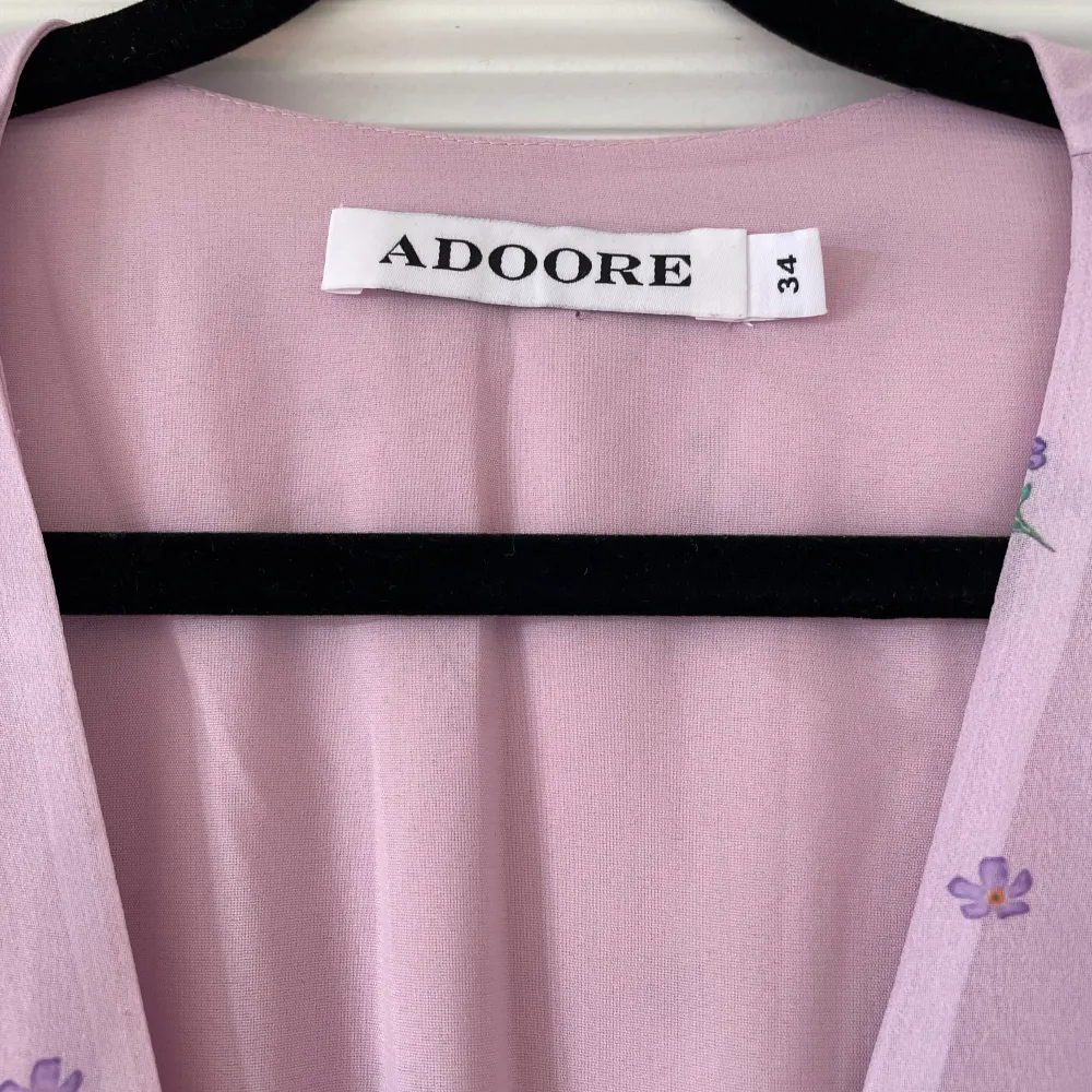 Populära Adoore - Paris Dress.  Mönster som inte säljs längre.  Använd 2 ggr.  Storlek 34. Hämtas i centrala Sthlm eller skickas med postnord. . Klänningar.