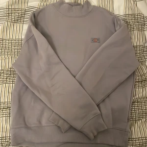 Dickies tröja - Säljer denna as feta dickies tröjan för endast 290, köpt för 500kr och säljs pga att den ej kommer till användning, tar emot trades