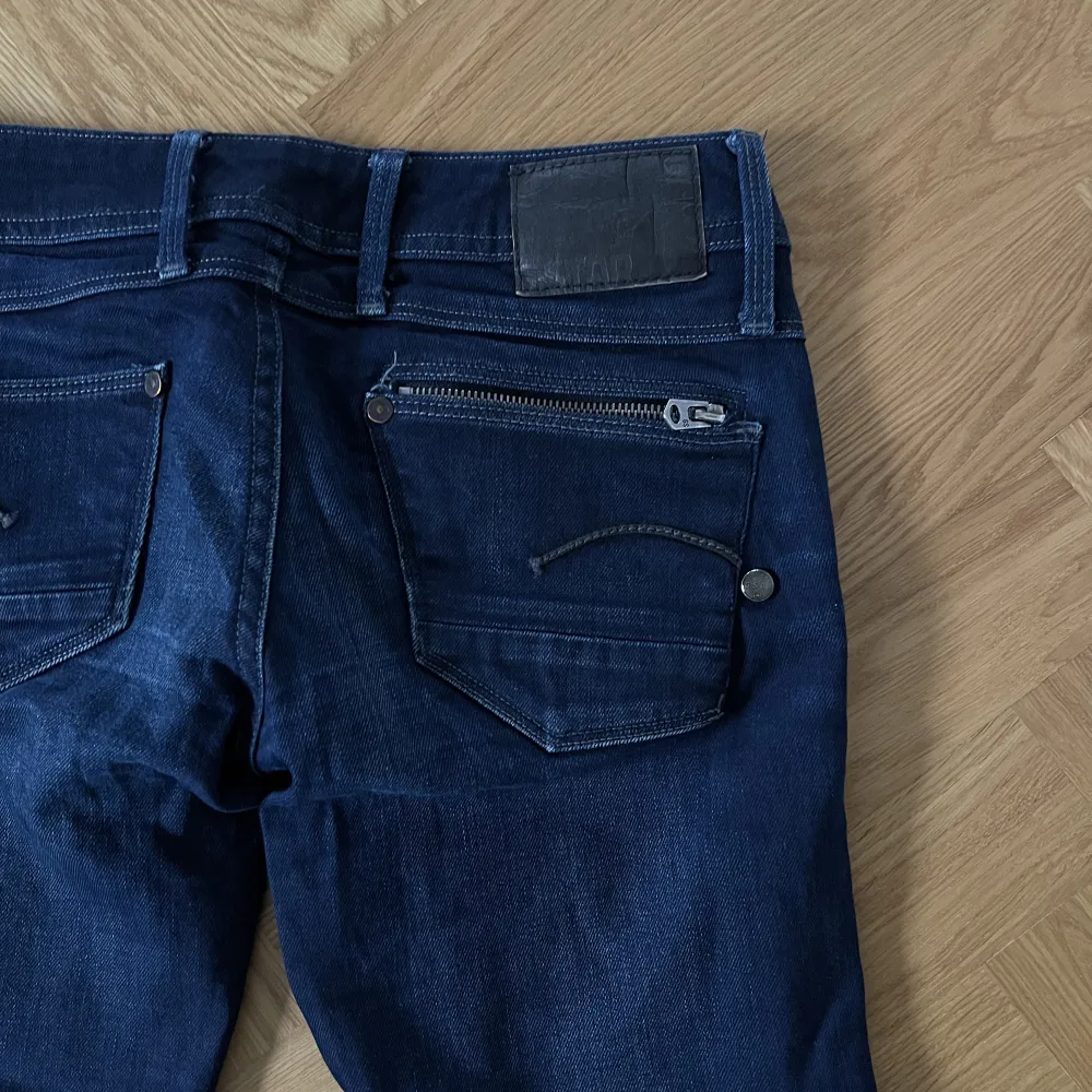 Säljer ett par g-star jeans som är raka och lågmidjade! Jättesnygga! Inga defekter alls! Skulle säga Waist: 25/26 och längd: 32. Jeans & Byxor.