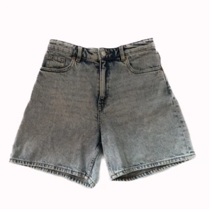 jeans shorts - jeans shorts från monki som tyvärr var för små för mig strl m typ, står i jeans storlek så strl 27