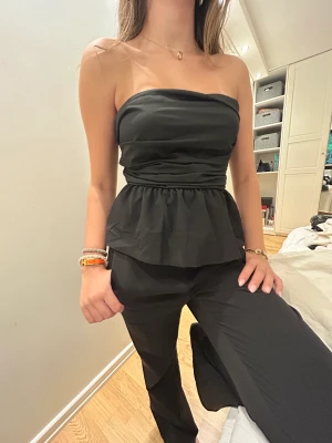 Topp - As najs topp som man kan bestämma längden på lite själv! Älskar den men har två så tänkte sälja ena! 10/10 skick aldeig använd! 