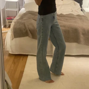 Blå zara Jeans - Blåa långa jeans från zara i storlek 34. High waist och straight modell🩷Bra skick och jag är 175 cm lång!