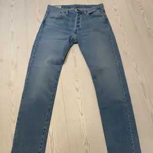 För dig som vill ha ett par jeans från Levis jeans  som är i väldigt bra skick. Byxan är använd enstaka gånger och är supersköna och säljs för en bra peng för att vara så fina! 