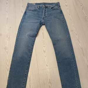 Levis Jeans Premium  - För dig som vill ha ett par jeans från Levis jeans  som är i väldigt bra skick. Byxan är använd enstaka gånger och är supersköna och säljs för en bra peng för att vara så fina! 