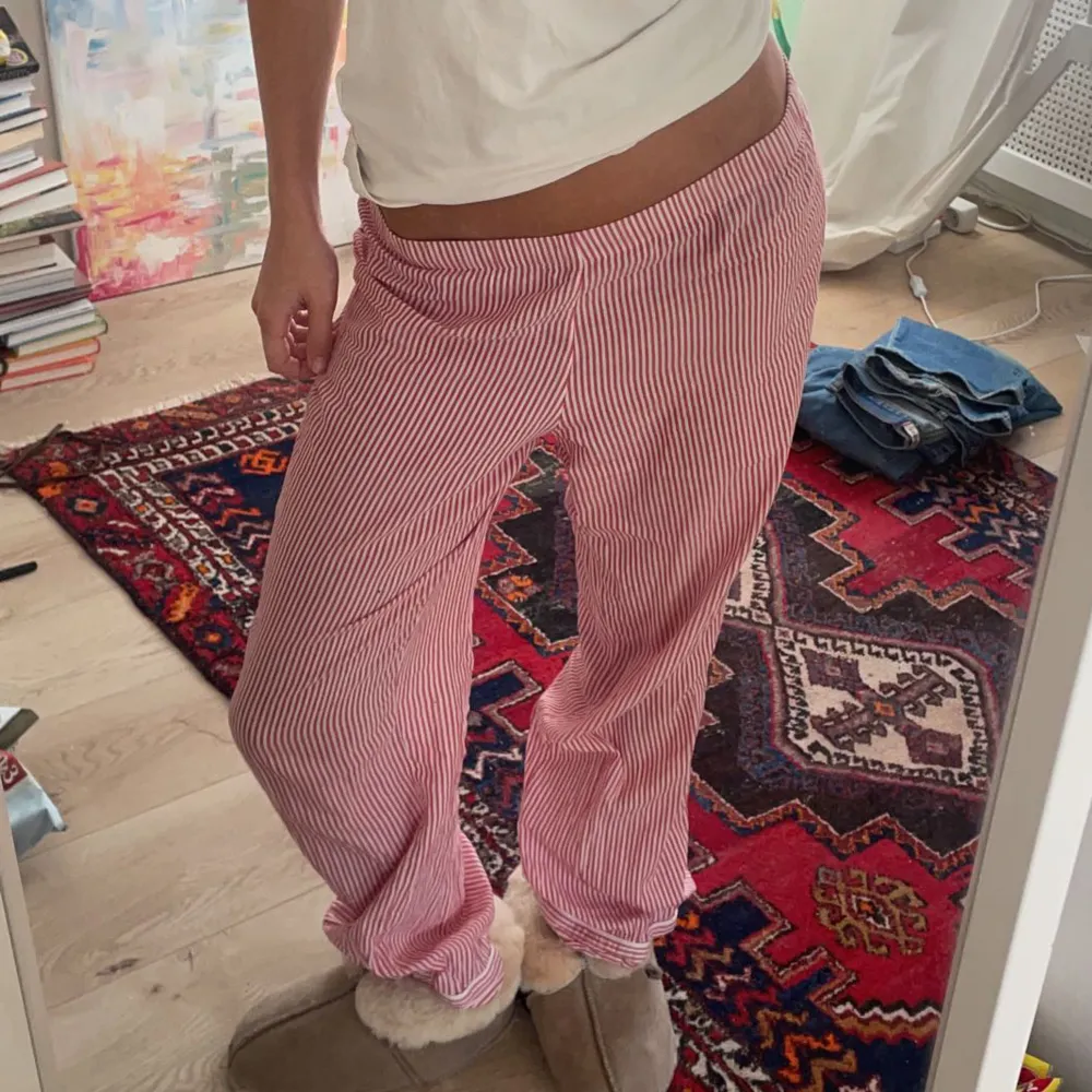 Trendiga pyjamasbyxor i storlek XS💕💕. Jeans & Byxor.