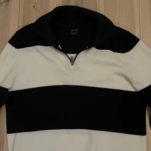 Half zip - Tjena!  Säljer min half zip då den är för stor och inte kommer till användning det är storlek L men passar M och är i ett bra skick hör av er vid frågor. MVH Simon