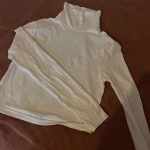 Vit tröja  - En oanvänd tröja från H&M som har tun material, priset kan alltid diskuteras🫶🏻👍