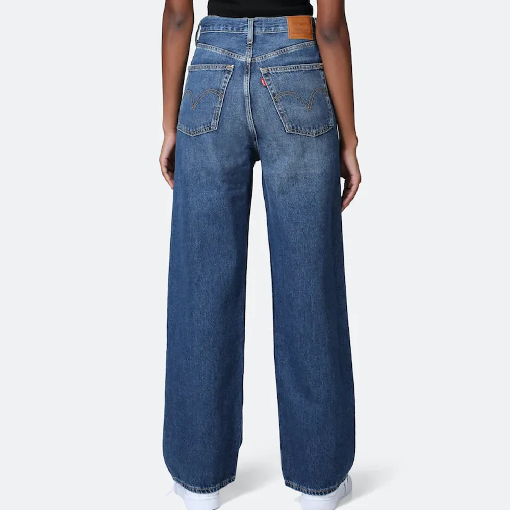 Säljer mina helt nya Levis jeans i modellen High Loose i storlek 25/31 (motsvarande XS eller S). Helt oanvända och prislappkvar då dem var för små för mig. Hör av er om ni undrar något mer💙. Jeans & Byxor.